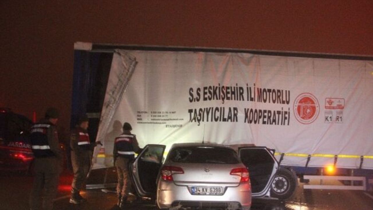 Otomobil tırın altına girdi: 1 kişi öldü,1 kişi yaralandı