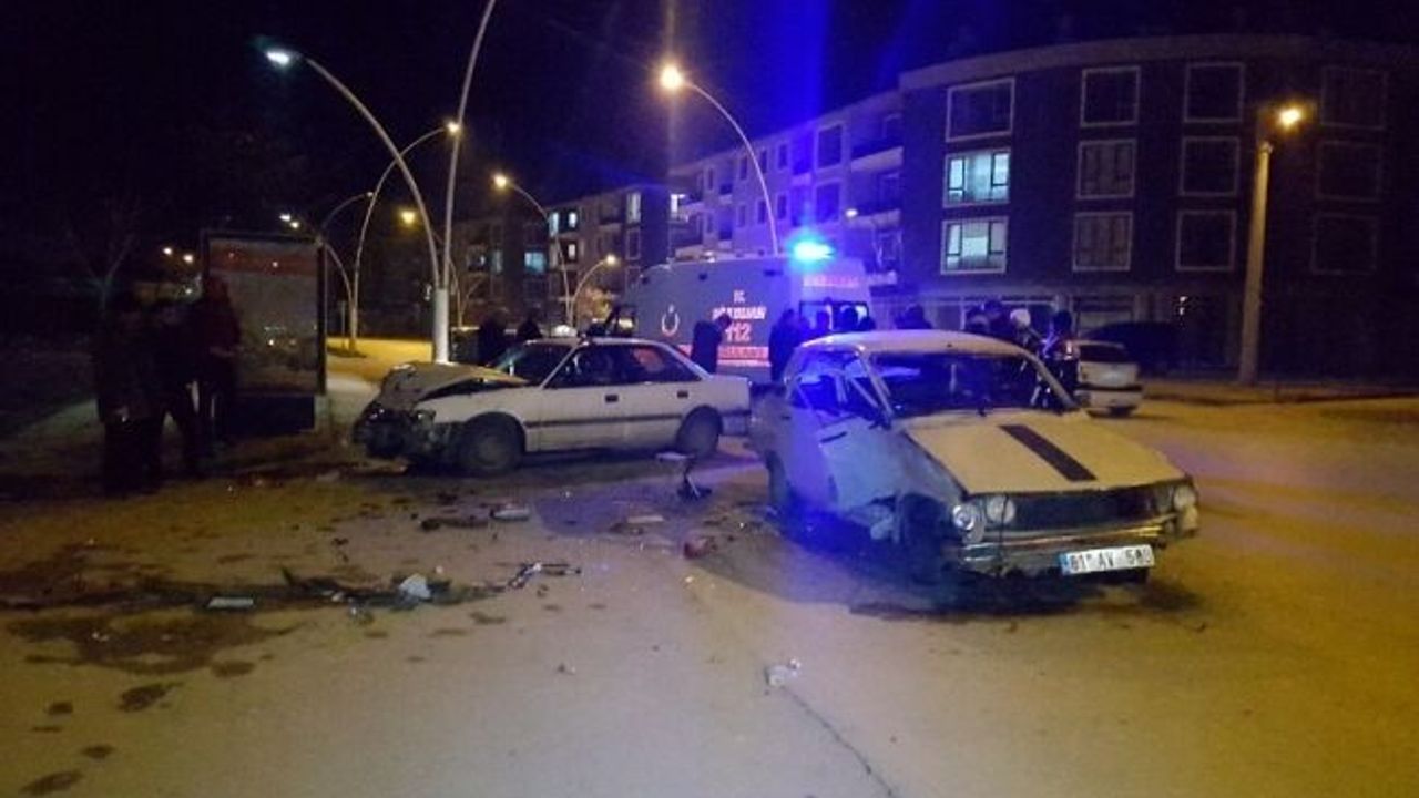 ’U’ dönüşü sırasında kaza yaptı, otomobilini bıraktı kaçtı