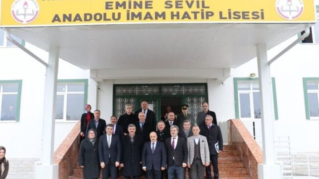 Vali Dağlı, İmam Hatip lisesini ziyaret etti