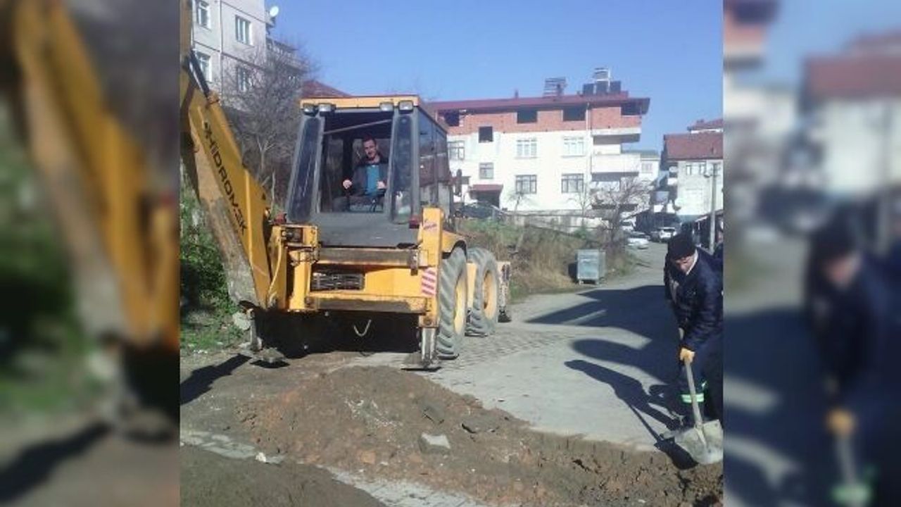 Akçakoca Belediyesi ekipleri yol bakım ve onarım çalışmalarını sürdürüyor