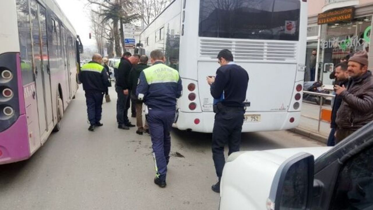 Karşıdan karşıya geçen kadına belediye otobüsü çarptı