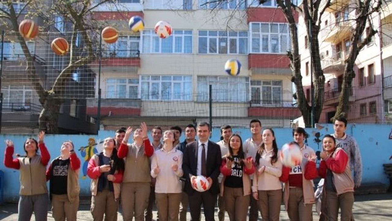 Akçakoca’da okullara voleybol, basketbol ve futbol topu dağıtıldı