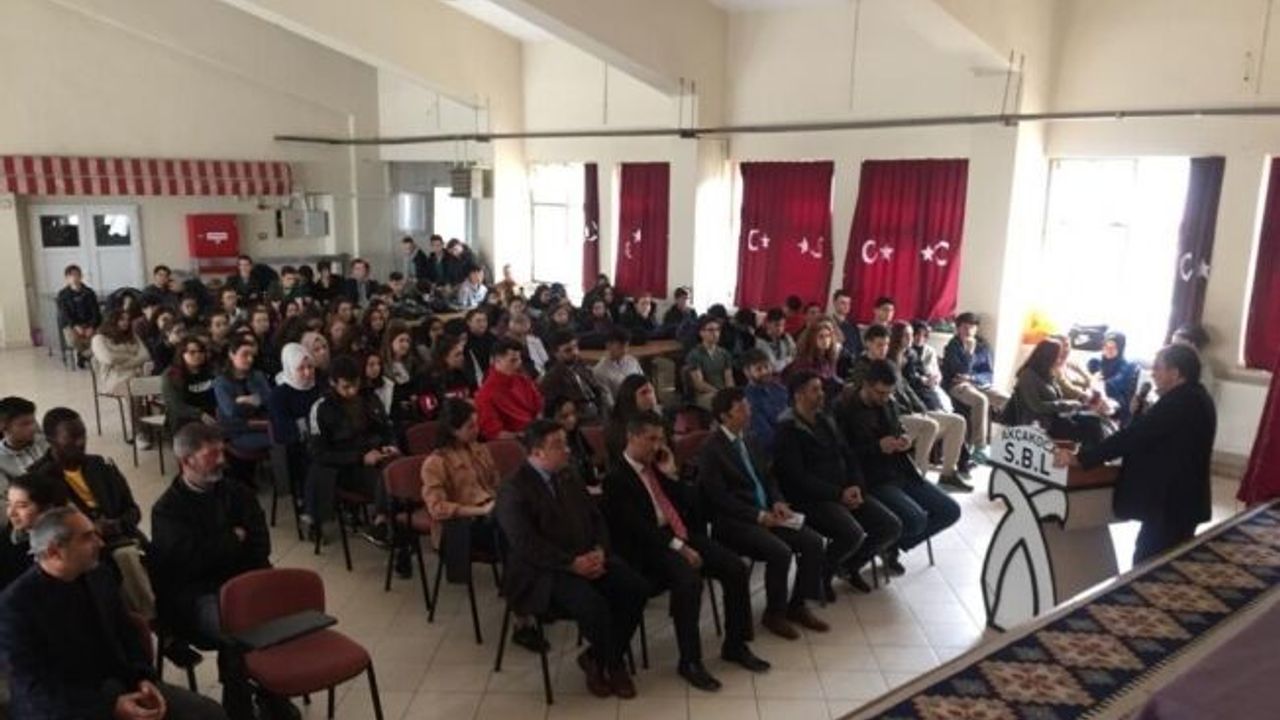 Lise ve üniversite öğrencileri ile bir araya geldi