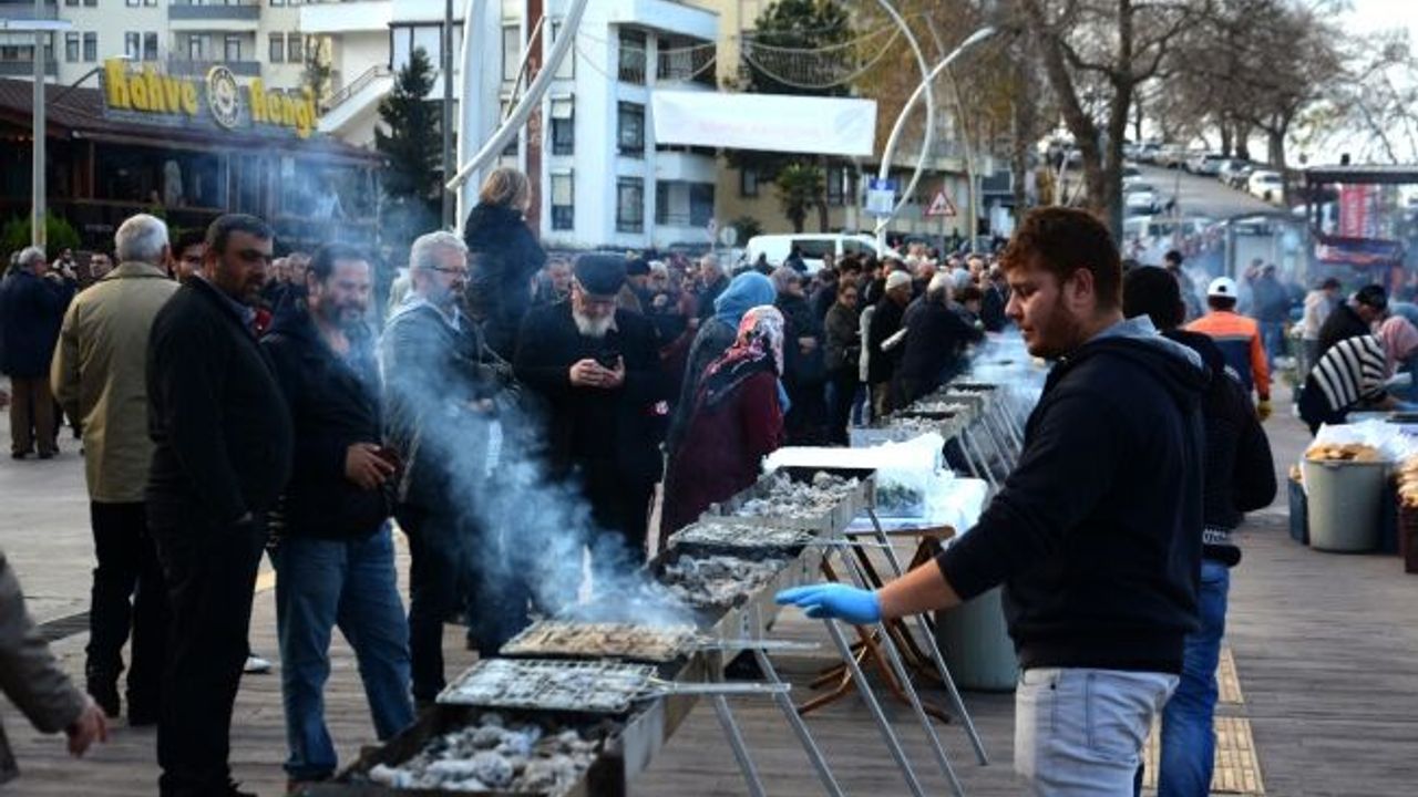 1 TON 200 KİLO HAMSİ DAĞITILDI