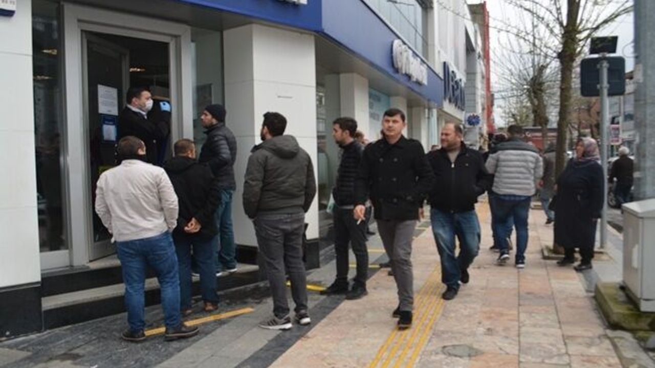 TÜM UYARI VE YASAKLARA RAĞMEN… DÜZCE HALKI YİNE SOKAKLARDA…