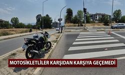İKİ MOTOSİKLET YAYA GEÇİDİNDE ÇARPIŞTI, 2 YARALI